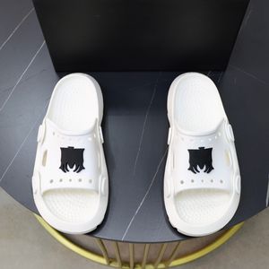 Luxury Élégant pantoufles de créateurs pour hommes Sports décontractés Sandales Blanc Blanc Sandle Sliders Man Summer Beach Room Shoes Taille 39-46 Mules Dhgate