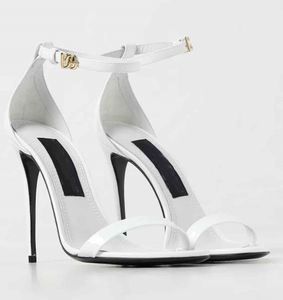 Marque de luxe Summer Bridal Wedding Keira Femmes Sandales Chaussures en cuir brevet Gladiateur Sandalias Gol White Black Pumps Lady High Heels EU35-43 avec boîte