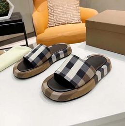 Luxury Summer Ladies Slippers Bur Chaussures pour femmes Flip FLAT Bottom Gear Gear Sandals Fashion Lettres rétro Classic Diamond Slide Striped Chaussures De plage Chaussures de marque 35-45