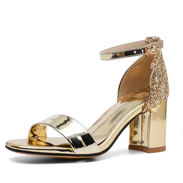 Chaussures d'été de luxe Sandales Ladies 2024 Fashion Elegant Gold Silver Red Talons de mariage Chaussures pour les tongs pour femmes 240402