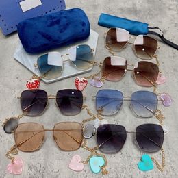 Gafas de sol de lujo Diseñador Mujeres gafas para hombres tendencia corazón gafas de sol colgantes de fresa