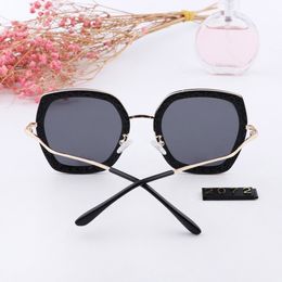 Luxe zonnebril gepolariseerde lenzen Dames Designer bril TR-90 Frame Lady Trend Zonnebrillen Fashion Vacation Travel Essential 5 Colors 2072