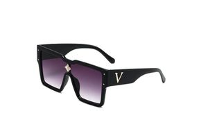 Gafas de sol de lujo lentes polaroid Carta de diseñador para mujer Gafas para hombre Gafas senior para mujer Marco de anteojos Gafas de sol de metal vintage con AAA3431