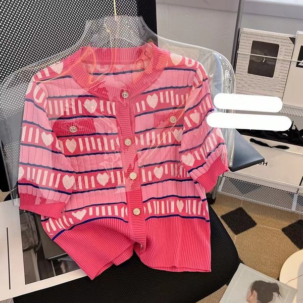 Pull de luxe Designer femme imprimé brodé pour une usure de tous les jours avec le type de version lâche décontractée bouton cardigan petit cou de couche à rayures à manches courtes à rayures