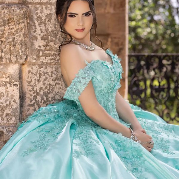 Vestido de quinceañera con escote en forma de corazón de lujo 2024 vestido de baile princesa capilla tren apliques de encaje dulce 15 16 vestido de fiesta de cumpleaños desfile señorita