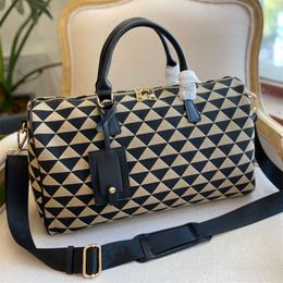 Luxuriöse Symbole bestickte Reisetaschen aus Jacquard-Stoff, Designer-Emaille-Metall-Dreieck-Logo-Tasche, Gepäcktasche, Damen- und Herren-Umhängetasche