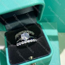 Ensemble de luxe à trois pièces de bague en diamant BONNE DE MEAL Classic 925 Anneaux argentés de haute qualité.