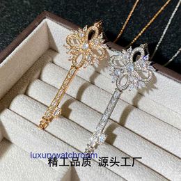 Luxury Tiffenny Designer Brand Pendant Colliers V Gold T Famille Romantic Forest Snowflake Key Collier Light Temperament Full Diamond Diamond Mesh Red Pull Collier Chai