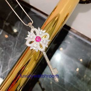 Luxe tiifeniy ontwerper hanger kettingen koperen vergulde echte gouden ketting gesimuleerde rode groene sleutelvormige hangerse exquise diamant ingelegd voor vrouwen