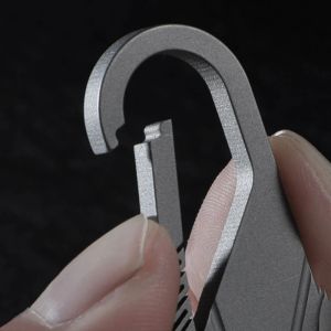 Luxury Titanium Carbiner Key Chain EDC Outdoor Keychain Couteau Boucle Unlefing Car Key Ring Honder pour les accessoires cadeaux de la journée de Noël