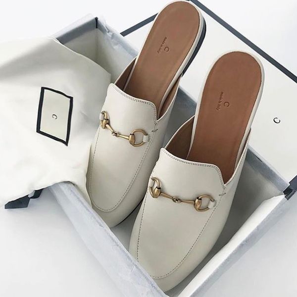 Sliders de sándalo de moda de alta calidad Sliders para mujeres de lujo al aire libre Luxurys diseñador lienzo zapatos casuales verano playa de cuero genuino hombres tobogán mula talla 35-42 con caja