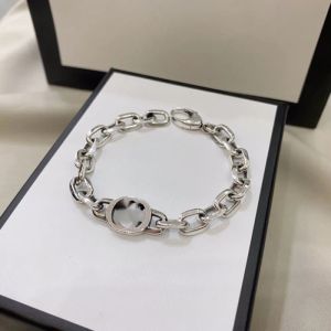 Bracelets de luxe Top Designer pour femmes Bracelets de chaîne en acier titane hommes bracelet lettre charmes bijoux mode cadeau du jour de Hanksgiving 2024