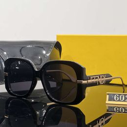 Créateurs de creux de luxe Lunettes de soleil Lignes de soleil de jambe pour les femmes Tenture polarisée UV Verre de soleil résistant aux lunettes polyvalentes décontractées avec cadeau de boîte