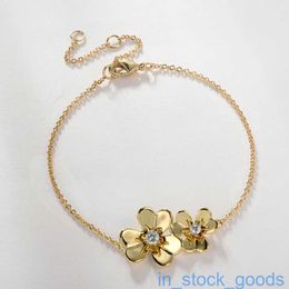 Bracelet de luxe de marque fine pour femmes, trèfle porte-bonheur, version japonaise et coréenne, personnalité simple, petits bijoux de fleurs fraîches, cadeaux inspirants