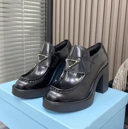Logotipo de triángulo de lujo Zapatos para mujer Diseñador Casual Zapato de cuero negro en general Agregar plataforma Tacones altos Mocasines clásicos de charol Zapatos de mujer formales 35-40