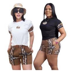 Luxury Deux pièces de concepteur 2 pièces survêtements de vaches décontractées pour femmes Street Shorts Sleeve Vêtements High Street Woman Tees Neck Pullover Tshirts