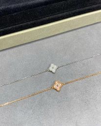 Luxe VA -merkontwerper Pendant kettingen 18K Gold Cross Chain Mini Clover 4 Leaf Flower Choker Shining Diamond Crystal Necklace 4270253