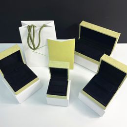 Lujo VAN marca trébol diseñador caja de joyería embalaje pendientes collares pulseras anillos de calidad superior terciopelo verde claro bolsa de polvo bolsas cajas de regalo