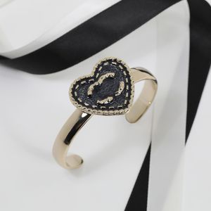 Luxury vintage latón cobre brazalete en relieve negro en forma de corazón brazalete abierta chicas de boda de chaleco de joyas de joyería