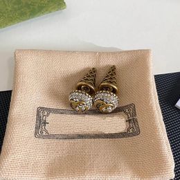 Diseñador de pernos de diamante de color vintage de lujo para mujer Pendientes de aro Pendientes de alfabeto Pendientes Caja de joyería Conjunto para regalo de San Valentín Compromiso