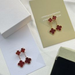 Pendientes colgantes vintage de lujo Diseñador de la marca Calidad superior V Chapado en oro Rojo Trébol de cuatro hojas Encanto de flor Dos flores Pendientes colgantes con dije para mujer con caja de regalo de fiesta