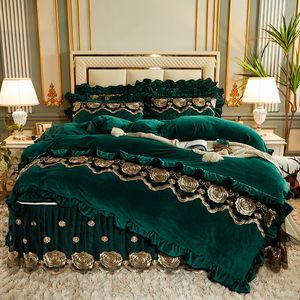 Luxe Vintage Bruiloft Goud Rose Kant Borduurwerk Crystal Fluwelen Beddengoed Set Dekbedovertrek Gewatteerde Bed Rok Bedspread Kussensloopjes