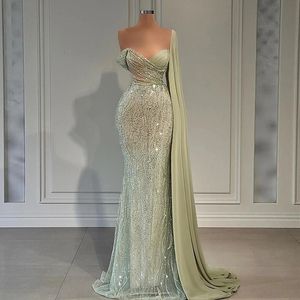 Luxe vneck -pailletten glanzende 2023 Avondjurken Floorlengte Sexy Mermaid Prom Jurden Pleit Arabisch Dubai met cape voor vrouwen 240401