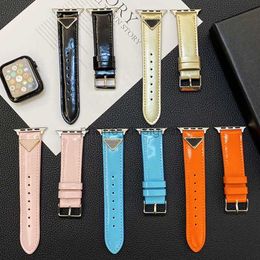 Band de montre de luxe pour la série de sangles Apple Watch 9 8 4 5 6 7 Ultra 42 mm 44 mm 49 mm Fashion Bright Color en cuir en cuir Triangle P iwatch Bands MM76262F