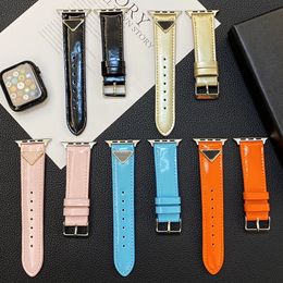 Luxury horlogeband voor Apple Watch -band serie 9 8 4 5 6 7 Ultra 42 mm 44 mm 49 mm mode fel kleur lederen embossing Designer Triangle P Iwatch Bands