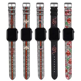 Sangle de montre de luxe pour le groupe de montre Apple Watch Iwatch Fashion 38 40 41 42 44 45 49 mm Cuir Fashion Colorful Flower Bee Print Watch Band