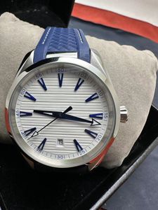 Montres de luxe pour hommes Mouvement mécanique automatique de qualité supérieure Affichage du calendrier Bracelet en caoutchouc océan bleu Verre saphir Cadran blanc Boîtier en acier inoxydable