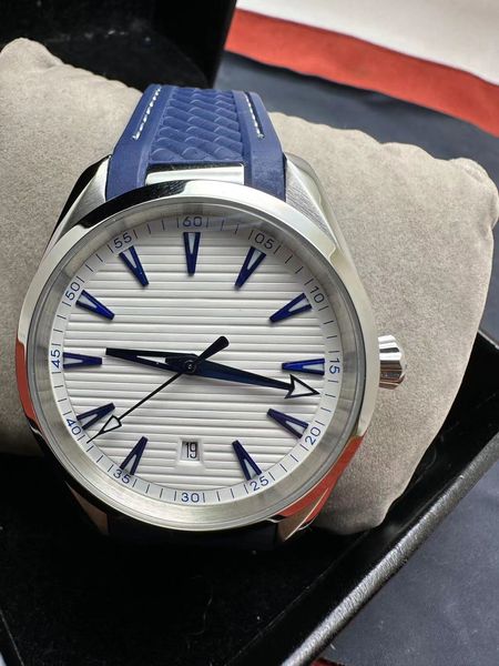 Montres de luxe pour hommes Mouvement mécanique automatique de qualité supérieure Affichage du calendrier Bracelet en caoutchouc océan bleu Verre saphir Cadran blanc Boîtier en acier inoxydable