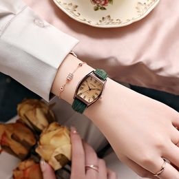 Relojes de lujo cuadrado Dial romano Mujeres Amantes Miradores de cuarzo Serie de tanques de vidrio de zafiro Reloj Genuine Leather Beltwatch