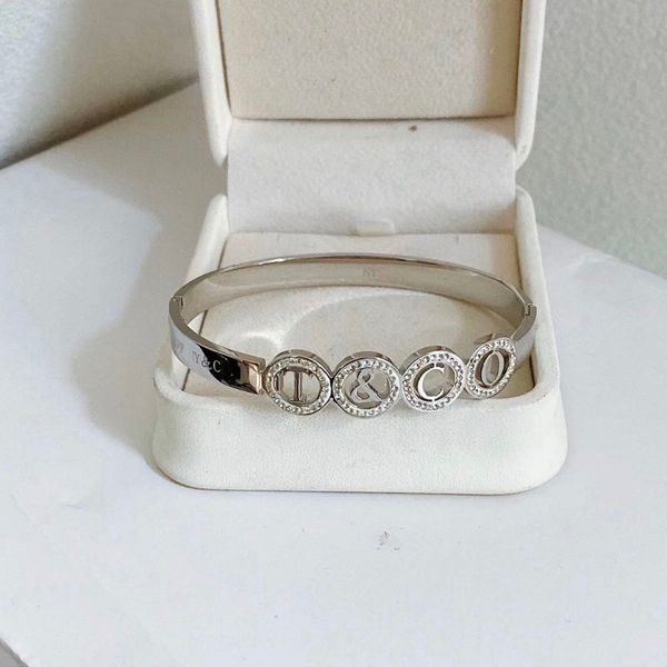 Bracelet de mariage de luxe Designer cadeau de Noël bracelet plaqué argent conception de bijoux de mode pour les femmes bracelet d'amour romantique bijoux en acier inoxydable en gros
