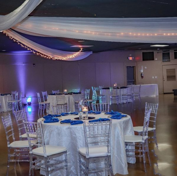 Table de mariage de luxe, chaises en pvc blanc, pour événement, fête, restaurant, hôtel, table de réception de mariage, résine cristalline, chaises fantômes en plastique à vendre 185