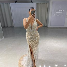 Luxe Witte Veren Split Avondjurken Voor Pageant Lange Naakt Tule Diamanten Kralen Mermaid Party Gown Concurrentie Vrouwen 220627