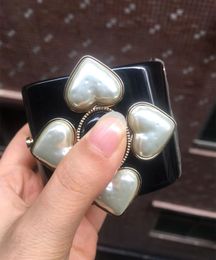 Bracelet de luxe en perles blanches à quatre cœurs pour femmes, en résine noire, Signature de marque, manchette, bijoux de créateur de piste en France