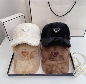 Luxe hiver épaissir garder au chaud casquettes de balle en cachemire créateurs de marques célèbres Triangle marque lettre casquette de baseball quatre couleurs en plein air résistant au froid accessoires de mode