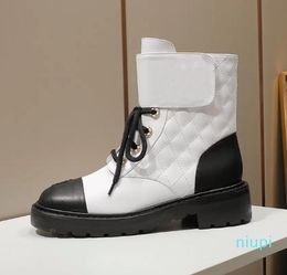 Botas de invierno de lujo para mujer, botas de combate acolchadas de piel de cordero brillante, zapatos con cordones de diseño clásico 2022