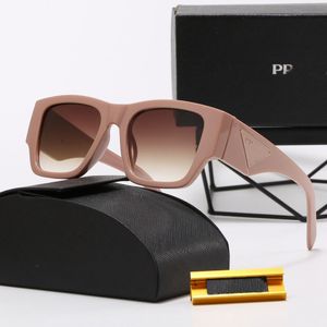 Luxury Woman Designer mens lunettes de soleil pour femmes Mode Lunettes Goggle Outdoor Beach Driver Sunglass Triangular Signature Letters 6 couleurs