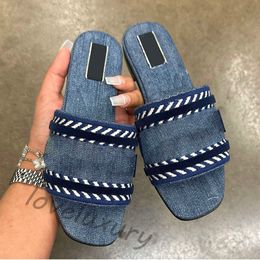 Luxury Woman Designer Sandal Slipper Slipper Summer Flat Fothed Denim Slippers Patchwork Open Toe Sandal Slim-on Denim Chaussures en tissu Mules 35-41