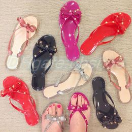 Luxury Femme Sandale Flat Jelly Designer Stud Slipper Rivet Thong Man Slide Rubber Shoe Summer Summer Flip Flips Slippers Sandal
