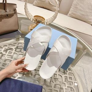 luxe damesslipper designer herensandaal Zacht gewatteerd nappaleer slides metalen driehoek Lug loopvlak rubberen zool sandaal Zomer Vrije tijd Mode Outdoor schoen 3.7 04