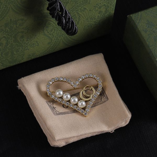 Broche de letras de marca de diseñador para mujeres y hombres de lujo, joyería de diamantes de imitación de cristal chapado en oro de 18 quilates, broche con dije, aguja de perla, accesorios de regalo para fiesta de Navidad y boda