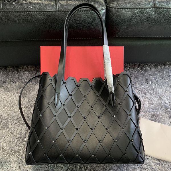 Sacs pour femmes de luxe Sac à main de créateur Sac fourre-tout Grande capacité Motif à carreaux en diamant Garniture cloutée avec une touche de design Sacs à la mode