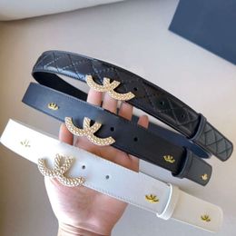 Cinturas de diseño para mujeres de lujo Cinturas de diseñadores para mujer Metal Buckle liso de color sólido Aplicación de cuero de color sólido Cinturón formal