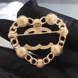 Luxe Femmes Broches Designer Marque Lettre Coeur Triangle Plaqué Or Diamant Strass Perle Bijoux Broche Mariage Cadeau Accessoire De Mode Cadeaux