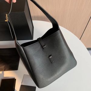 Luxe vrouwen crossbody tas grote capaciteit metalen logo haak open klep ontwerpontwerper mode koehide lichtgewicht schoudertas