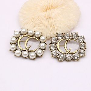 Marca de diseñador de lujo para mujer Broches de doble letra Chapado en oro de 18 quilates Incrustaciones de cristal Diamante de imitación Joyas redondas Broche Perla Bufanda Ropa Decoración retro 2 Estilo