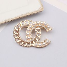 Luxe Dames Designer Merk Letter Broches 18K Vergulde Bloem Inleg Kristal Strass Sieraden Broche Charme Parel Pin Trouwen Bruiloft Sieraden Accessoires